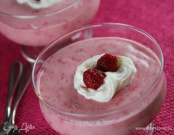 При подаче украшаем взбитыми сливками и ягодами малины. Можно еще и листиками мяты. Приятного аппетита)