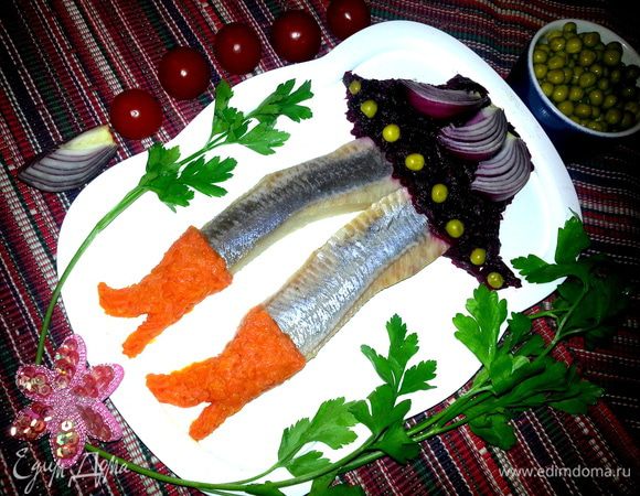 Можно приготовить заранее, а можно сразу подать, а потом на столе разрезать селёдочку на кусочки-порции... Приятных праздников!!!