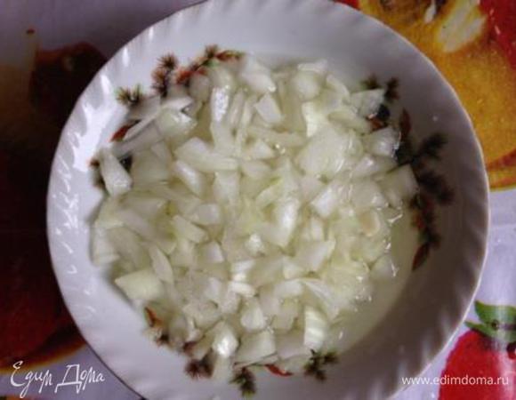 Лук почистить, нарезать, половину замариновать в уксусе или залить кипятком.