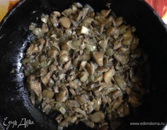 Оставшийся лук обжарить на растительном масле, добавить нарезанные грибы и жарить до готовности.