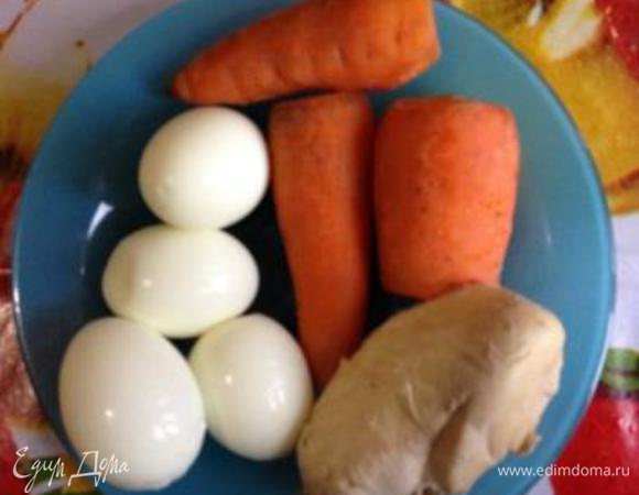 Морковь, яйца и курицу отварить до готовности.