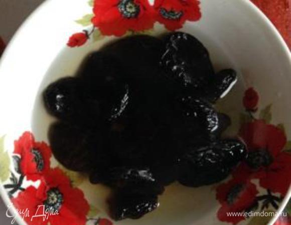 Чернослив запарить кипятком на 5 минут.