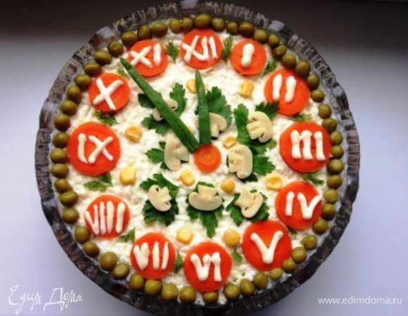 Выкладывать салат слоями:
-вареная курица, нарезанная кубиками
-майонез
-отцеженный от уксуса (кипятка) и отжатый лук
-майонез
-мелконарезанный чернослив
-майонез
-горошек и кукурузу
-грибы
-тертую на крупной терке 1 морковь
-майонез
-тертые яйца
-майонез.
Украсить салат нарезанной кружочками 2-й морковью, грибами, кукурузой и горошком, петрушкой и перьями лука.