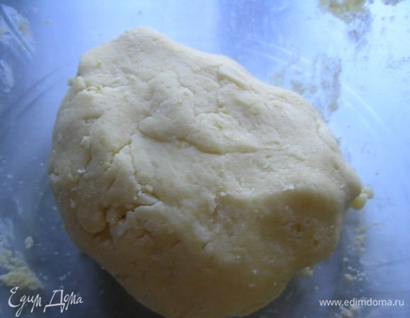 При необходимости добавляем 2-3 ст.л. воды. Тесто собираем в шар и отправляем в холодильник, а в это время занимаемся начинкой.
