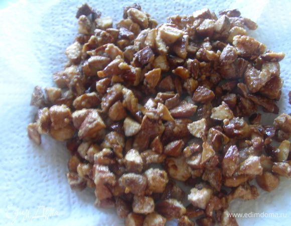 Выкладываем их в сковороду, добавляем сахарную пудру и карамелизируем их. Это занимает 3-5 минут - сахар должен стать коричневым. 

