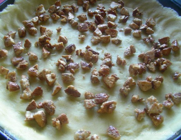 На тесто выкладываем половину орехов. 
