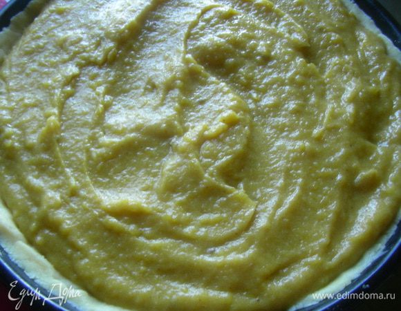 Затем выкладываем тыквенную начинку и разравниваем поверхность. Выпекаем при 200°С около 50 минут.
