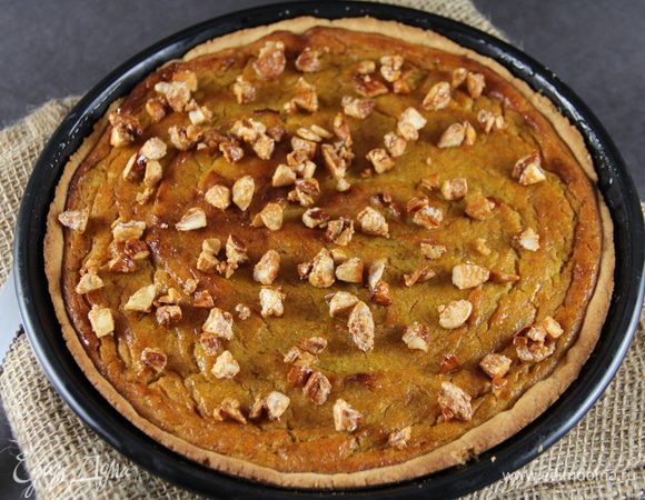 Вынимаем тарт из духовки. Смазываем его медом и посыпаем оставшимися орехами. 

