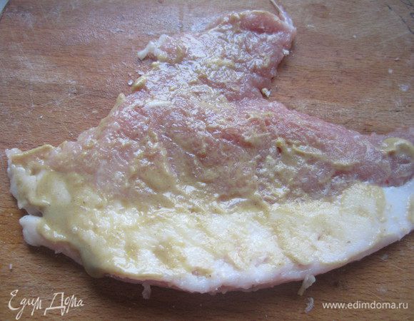 Мясо нарезать на порции, немного отбить