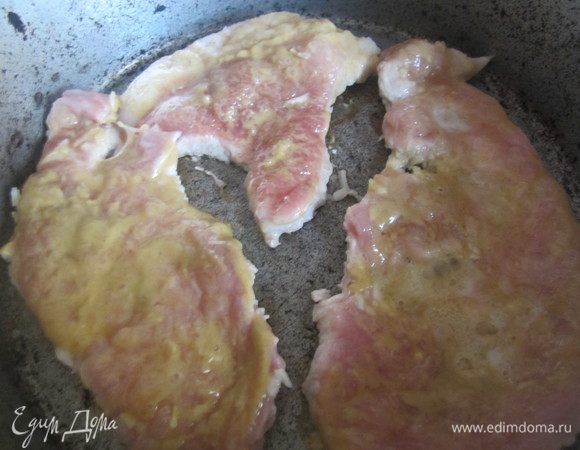 Свинину посолить, поперчить, намазать горчицей и толченым чесноком каждый кусок.