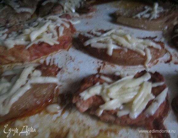 Выложить порционные куски в форму, смазанную оливковым маслом (2 ст.л.) , посыпать тертым сыром, запечь в духовке 40 минут. Подавать со шпинатом и отварным рисом.