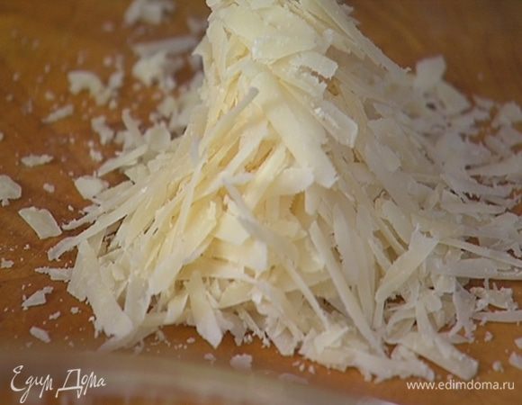 Сыр натереть на крупной терке.