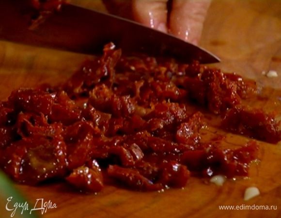 Вяленые помидоры мелко порезать и добавить в яичную массу.