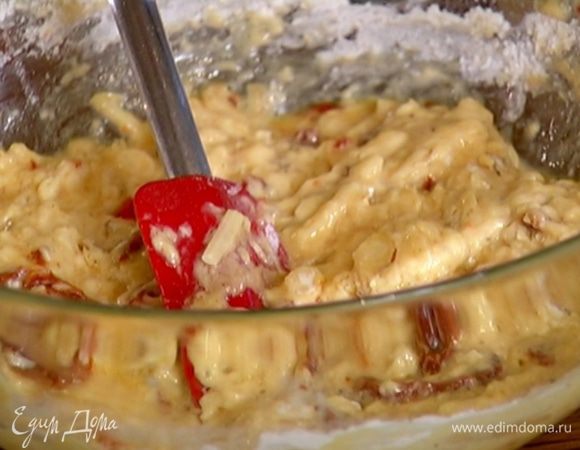 Всыпать муку с миндалем в яичную массу, вымешать тесто.