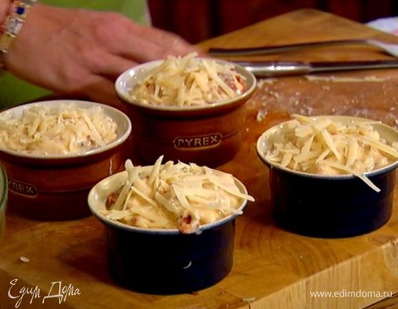 Небольшие керамические формочки для маффинов смазать оставшимся оливковым маслом, разложить в них тесто и посыпать сверху оставшимся сыром.