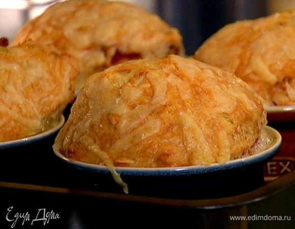 Выпекать маффины в разогретой духовке 20–25 минут.