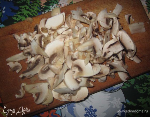 Грибы нарезать тонкими пластинами, тушить до готовности на оливковом масле (2ст.л.), посолить по вкусу.