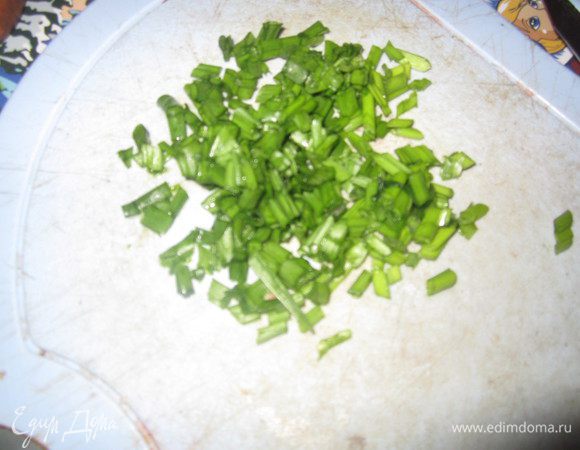 Лук-перо мелко нарезать.