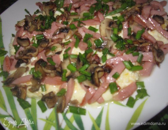 Омлет поджарить на оливковом масле (2 ст.л.), выложить на тарелку, сверху положить бекон, зеленый лук и грибы.