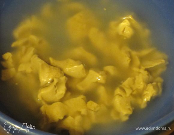 Дрожжи раскрошить, соединить с сахаром, небольшим количеством тёплой воды, хорошо перемешать и отставить на 20 минут.Соль растворить в оставшейся тёплой воде.