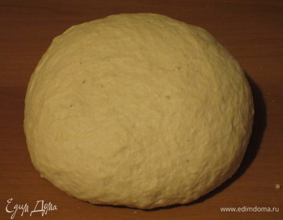 Муку соединить с дрожжами, 4 ст.л. оливкового масла, помидорами, прованскими травами, солёной водой и замесить тесто. Сформировать шар и поставить в тёплое место подходить на 2 часа (тесто должно увеличиться в объёме вдвое).