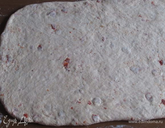 Раскатать тесто в прямоугольник толщиной 1 см...