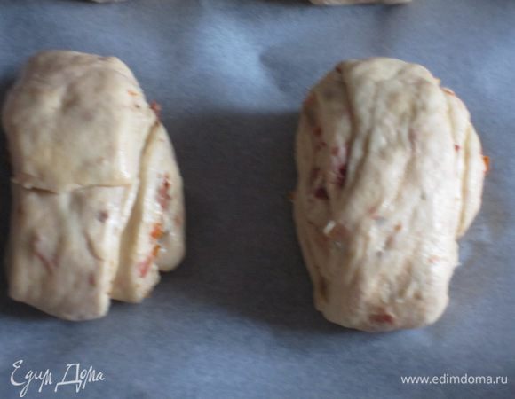 Булочки выложить на противень с пергаментом,накрыть х/б полотенцем и оставить на расстойку на 20 минут.