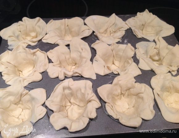 Выложить в смазанную маслом форму для кексов.