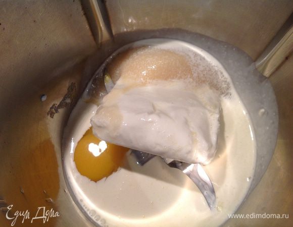 Сделать начинку: 1 яйцо, творог, сливки и 200 г сахара взбить в блендере.