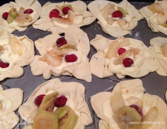 Фрукты и ягоды выложить в корзиночки, немного вдавливаю в крем.