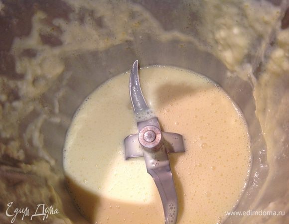 Смешать в блендере 1 яйцо, 100 г сахара и сметану. Аккуратно полить этой смесью корзиночки. Поставить в духовку разогретую до 180 градусов на 45-50 минут.