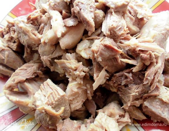 Мясо отварить. С мяса снять кожицу, нарезать довольно крупными кусочками (благодаря черному перцу и лавровому лису, у меня оно получилось очень ароматным! Запах очень напоминал куриную тушенку). Сладкий перец помыть, почистить и нарезать небольшими кубиками. Очистить лук и чеснок. Лук нарезать тонкими полукольцами, а чеснок - как можно мельче. 