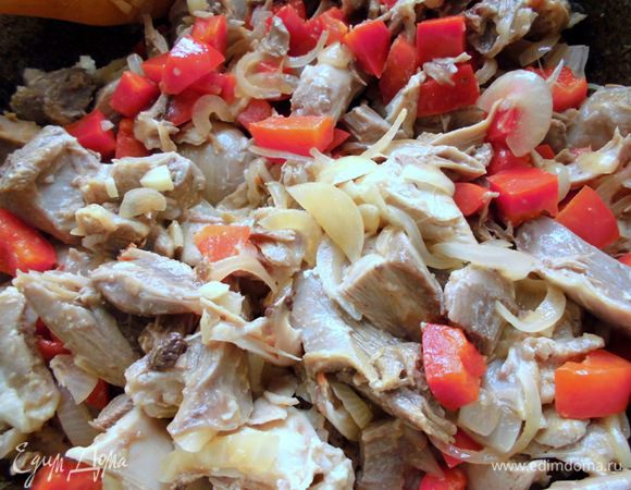 Разогреть на сковороде 1/2 ст. л. сливочного масла, положить сладкий перец и лук. Тушить, помешивая, около 3 минут. Нужно, чтобы овощи не прожарились, а просто стали мягче. Снять сковороду с огня, добавить чеснок, мясо, тщательно перемешать. 