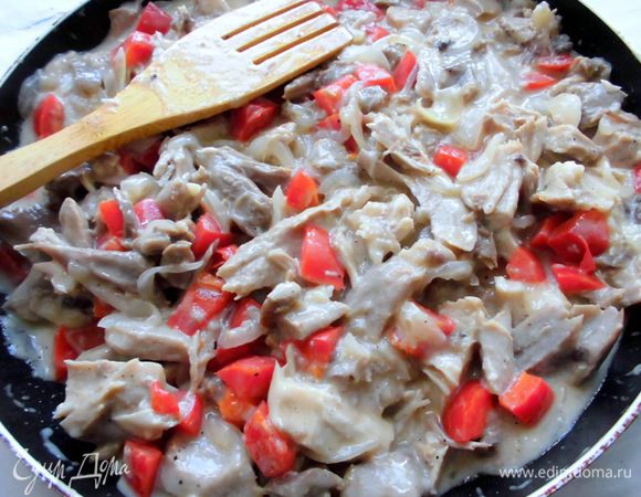 Смазать сливочным маслом форму для запекания. Разогреть 1/2 ст. л. масла, обжарить на нем муку до золотистого цвета. Помешивая, добавлять постепенно молоко и бульон. Варить соус около 10 минут. Он не должен стать густым,  как бешамель, нужно, чтобы он был средней густоты и мог легко обволакивать мясо (думаю, когда Вы будете готовить, поймете, о чем я говорила).  Добавить в соус сыр (у меня не было), перемешать. Он должен расплавиться. Добавить в сковороду с соусом мясо, посолить и поперчить. Тщательно перемешать. 