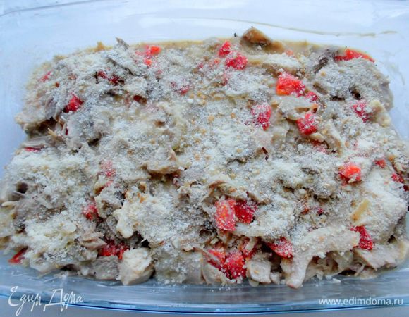 Духовку разогреть до 200 градусов. Мясо с овощами и соусом выложить в форму , присыпать верх молотыми сухарями. Выпекать около 25 минут. Корочка должна стать слегка запеченной и хрустящей, а мясо должно приятно благоухать. 