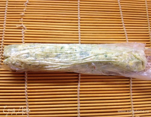 Добавляем измельченный листья петрушки и кориандра и мелко порезанный острый перец и 1/6 часть помидора. Перемешиваем с добавлением соли. Затем все складываем в пакет и убираем в морозильную камеру. 