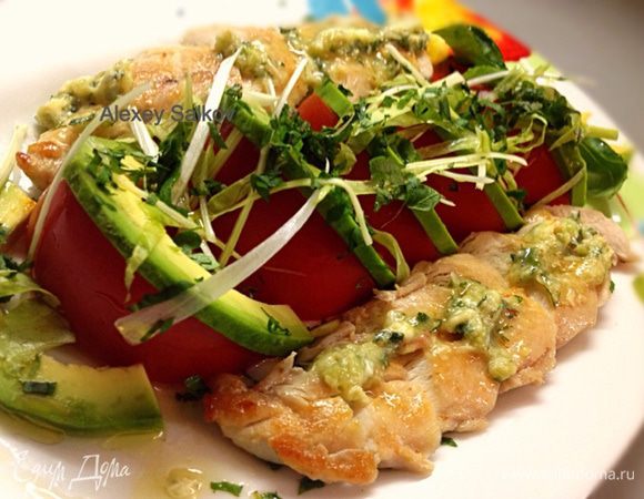 Обжариваем с двух сторон куриное филе и нарезаем его поперек волокн под углом. Укладываем на блюдо и сверху кладем подмерзший соус гуакамоле. 
Наслаждаемся! Приятного аппетита!