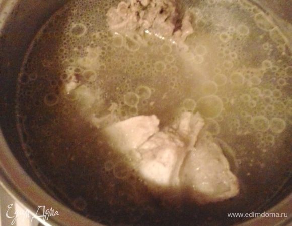 Из говядины варим бульон с добавлением 1 листика лаврового листа и 4 горошинами черного перца. Варим до готовности мяса (пока мясо не начнет само отваливаться от костей). Готовое мясо выкладываем на тарелку, бульон процеживаем. Немного разводим бульон кипяченой водой и ставим на огонь.