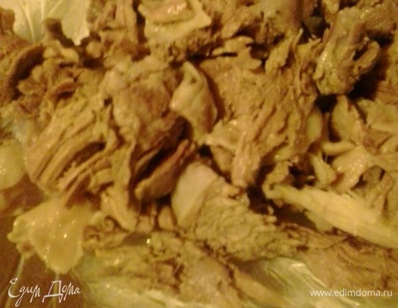 Мясо отделяем от костей и нарезаем по желанию, кому как нравиться (я люблю большими кусками). Отправляем мясо в кипящий бульон.