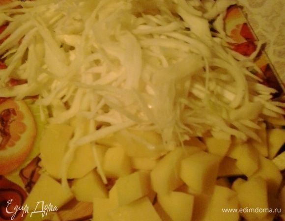 Картофель нарезаем кубиком, капусту тонко (ну у меня не слишком тонко получилось) шинкуем и тоже отправляем в бульон. Варим около 15 минут до готовности капусты.