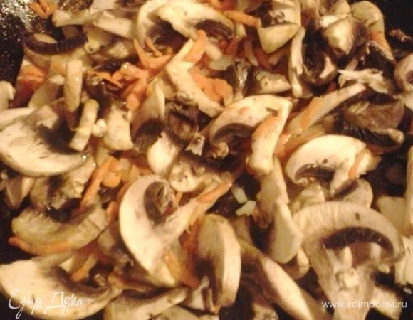 Лук мелко нарезаем, морковь трем на крупной терке, грибы нарезаем пластинами. Все вместе обжариваем на растительном масле 5-8 минут.