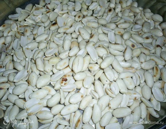 Арахис обжариваем на сковороде до золотистого цвета.