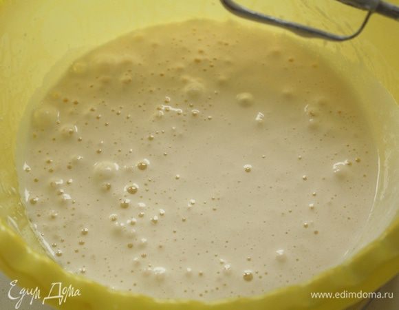 Яйца взбить в пену, добавить сахар и снова взбить. Добавить размягченное масло и молоко. Взбить.