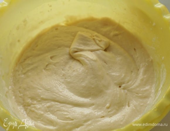 Муку смешать с ванильным сахаром и разрыхлителем. Всыпать мучную смесь в тесто, перемешать.