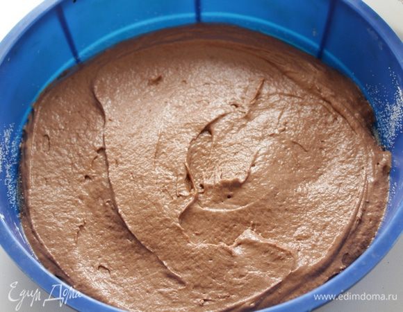 Разделить тесто на две части, в одну добавить какао, выложить на дно формы.