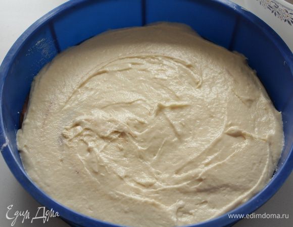 Затем выложить светлое тесто.