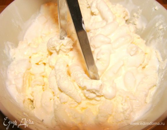Творог растереть с сахарной пудрой, маслом, ванилином. Добавить сгущенное молоко.
