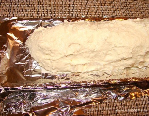 Прикрыть края фольгой, чтобы какао-порошок не покрыл их.