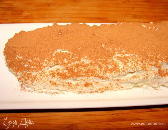 Посыпать порошком какао через ситечко. Вместо какао-порошка можно полить растопленным шоколадом или смешать сметану с сахаром и какао, также растопленными на огне. Сверху посыпать орешками.