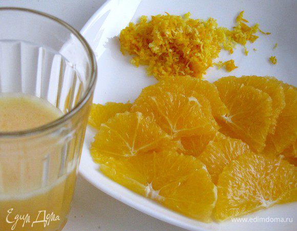 Апельсин очистить, разрезать пополам и нарезать тонкими ломтиками. Натереть цедру.